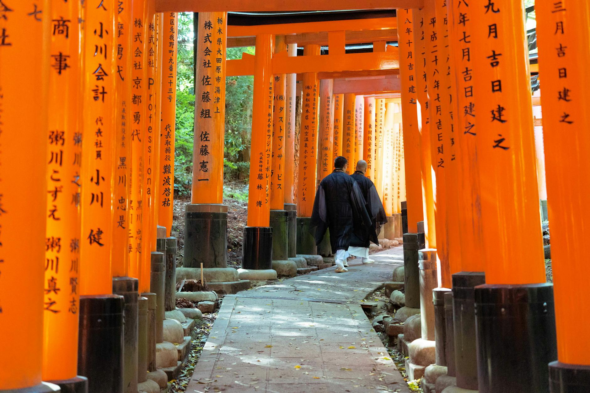 fushimi inari taisha torii gates in kyoto